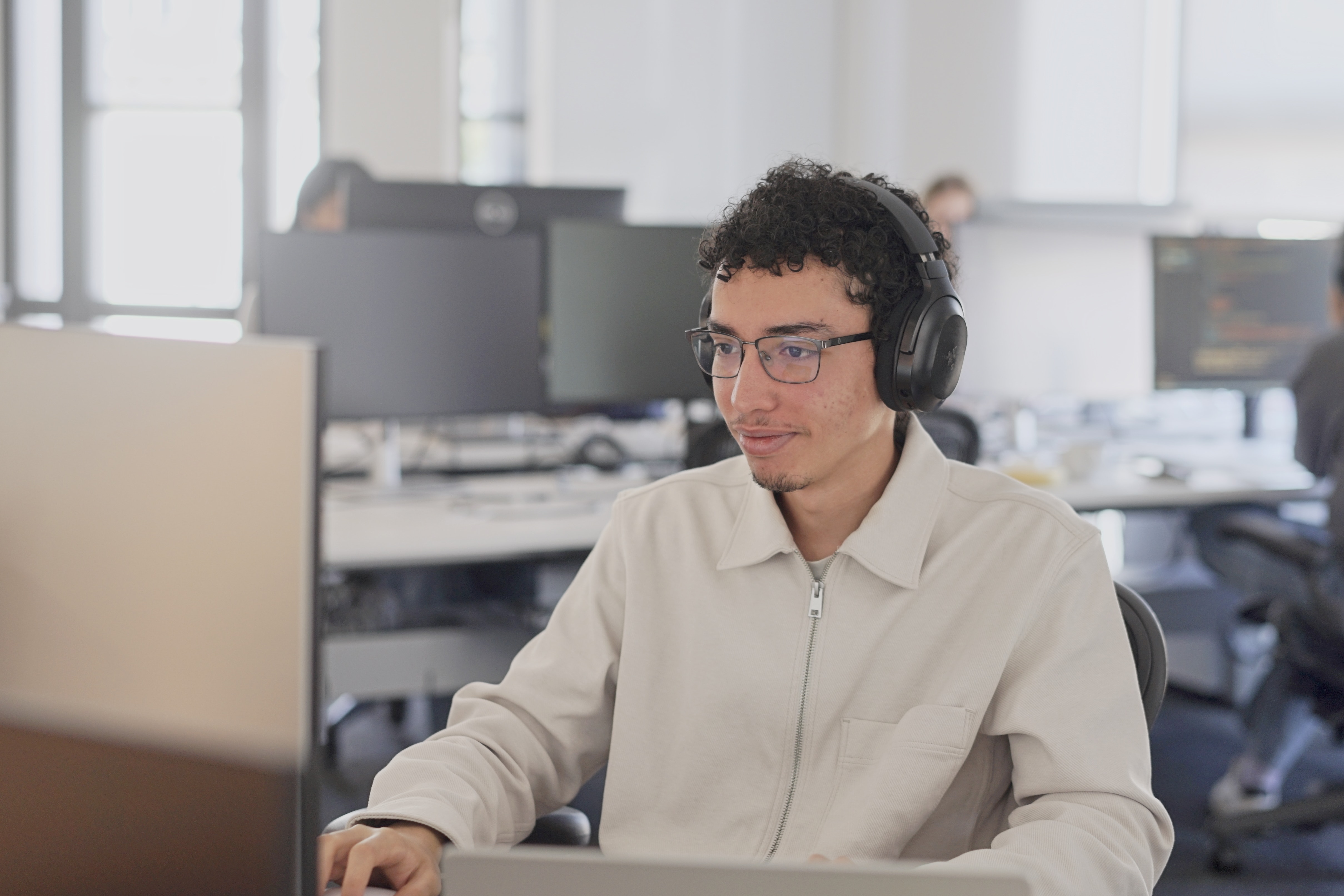 Salahidine Lemaachi, PhD candidate at Datadog’s AI Research Lab, working at his desk in the Paris office.