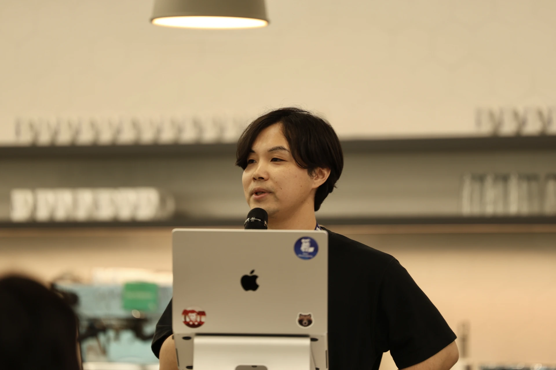 イベントの目的を紹介する司会の Datadog SE 逆井。