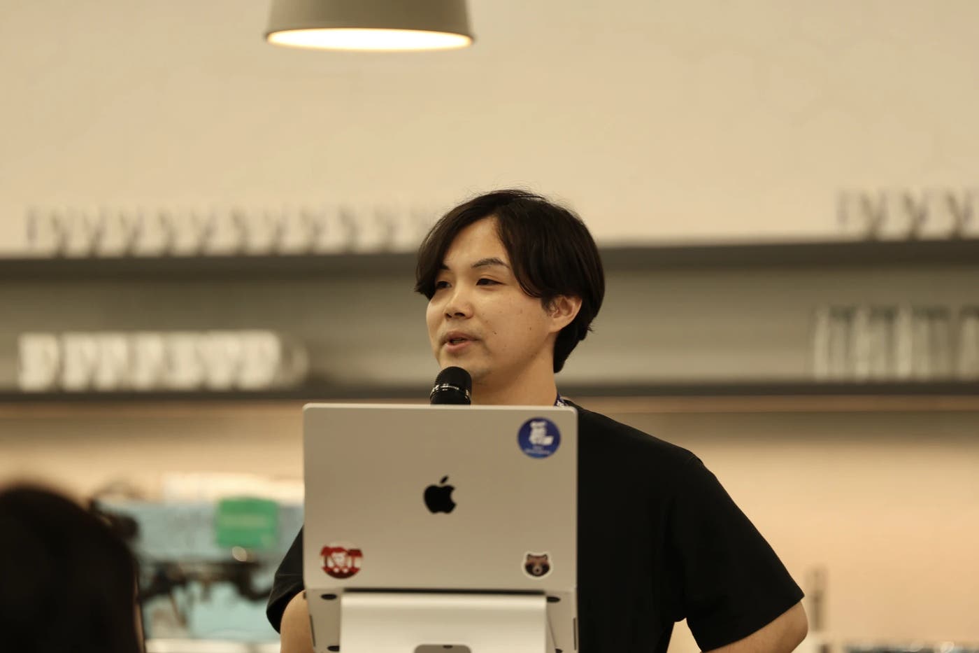 イベントの目的を紹介する司会の Datadog SE 逆井。 イベントの目的を紹介する司会の Datadog SE 逆井。
