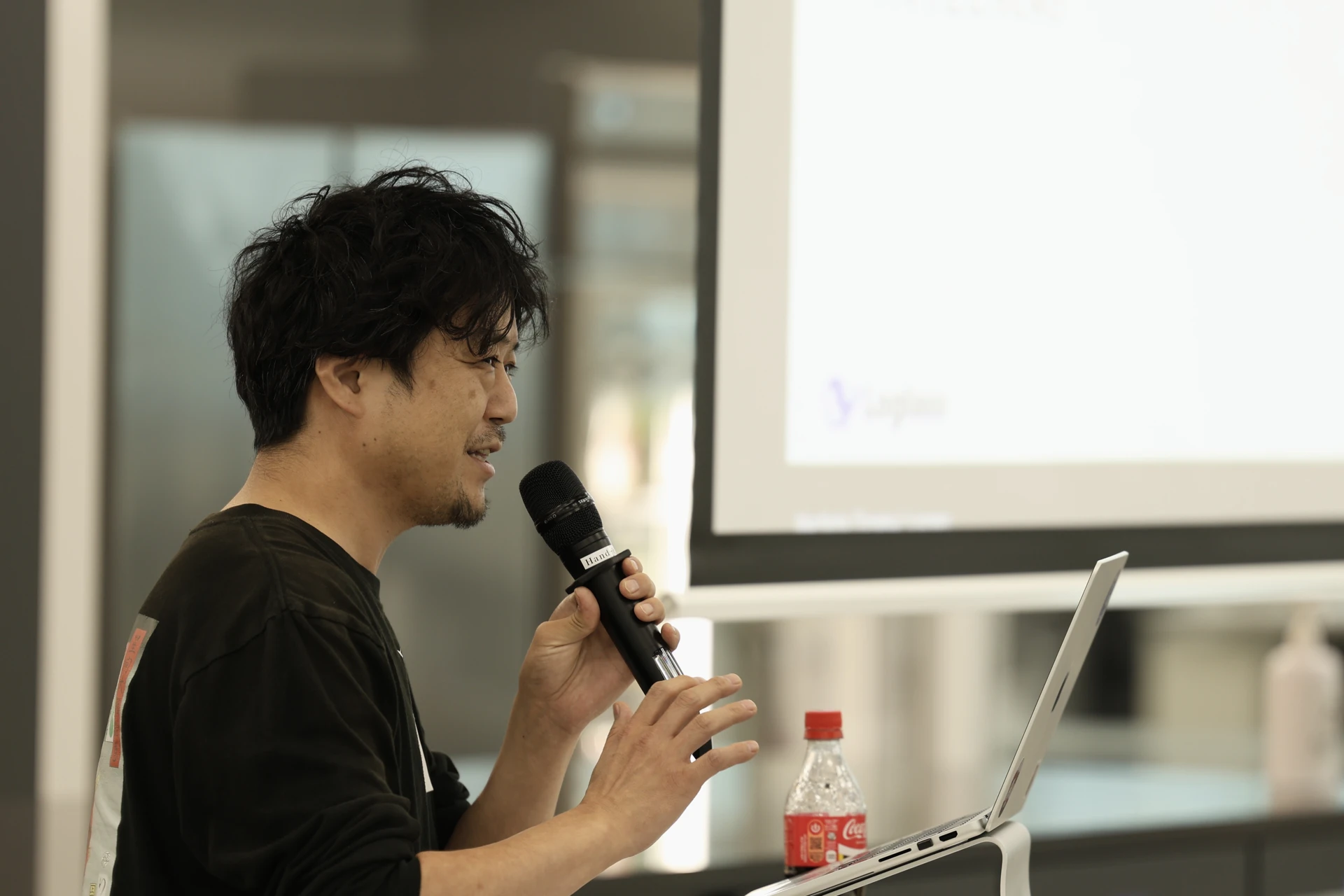 セッション 3 に登壇した ログラス 見形氏。