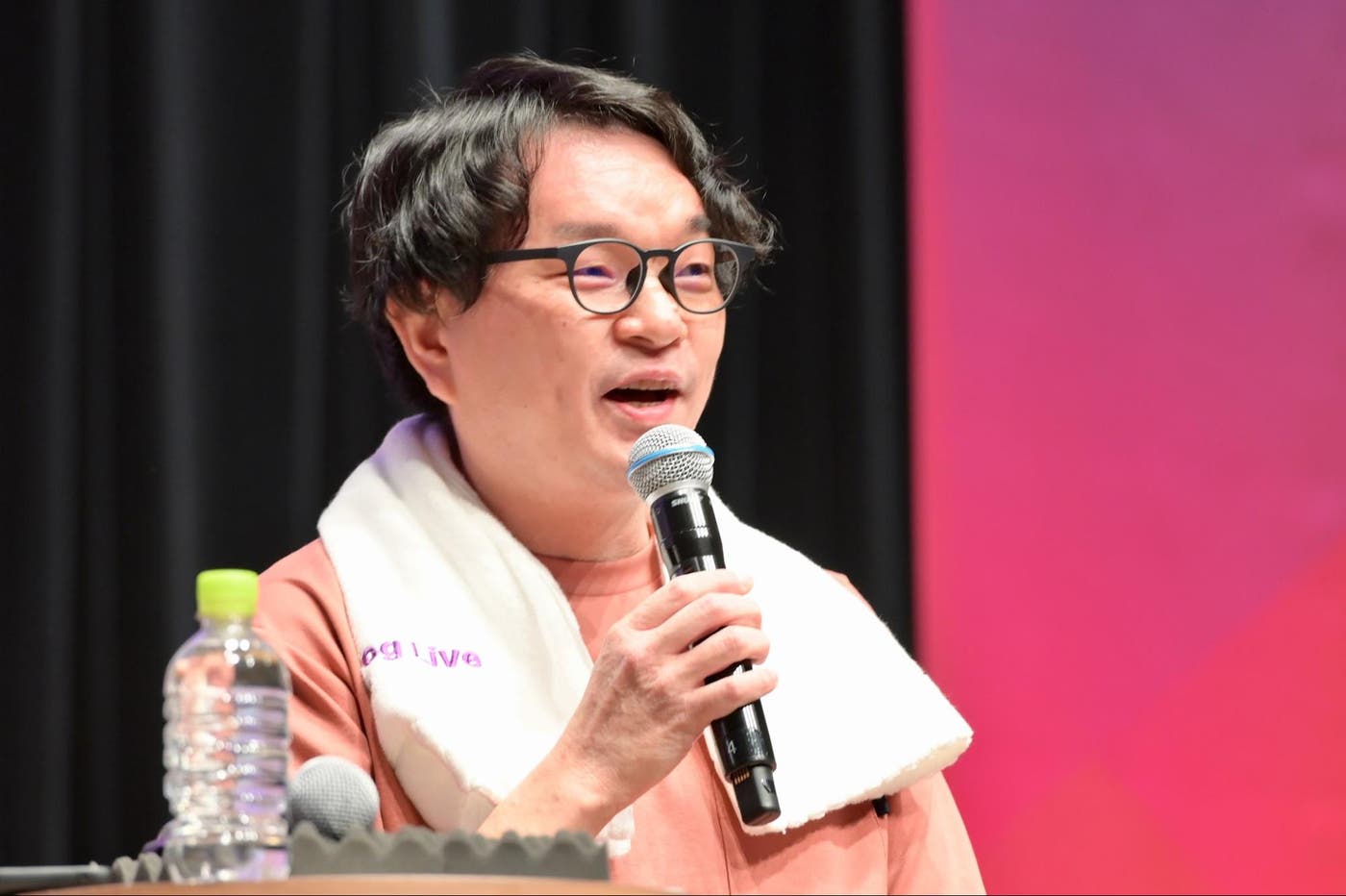 パネルディスカッションでハンドマイクを持って話す株式会社ジンズの大間俊樹。 パネルディスカッションでハンドマイクを持って話す株式会社ジンズの大間俊樹。