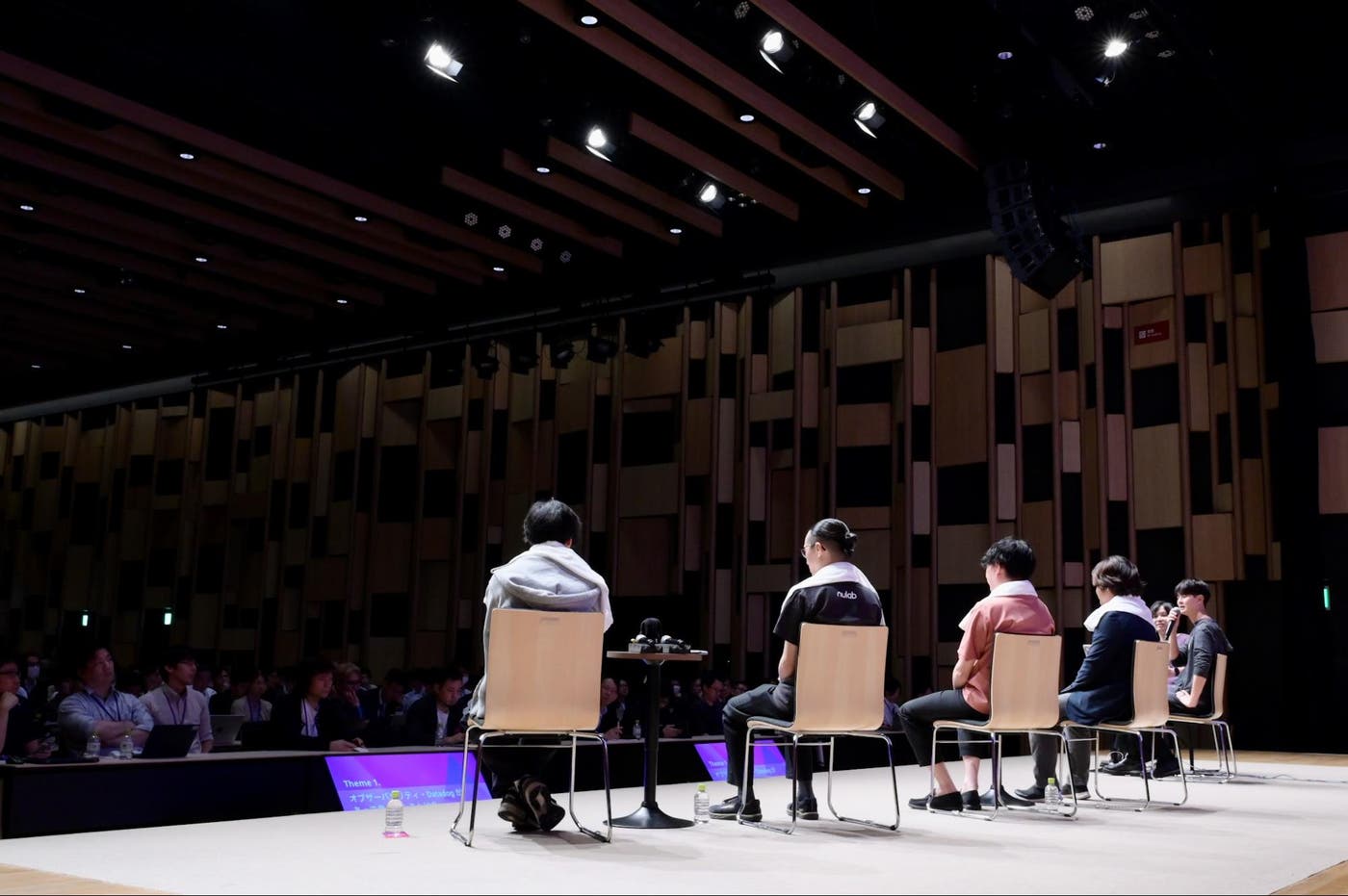 Datadog Live Tokyo 2025で、ステージに座って観客と向き合うパネルディスカッション登壇者を後方から捉えた様子。 Datadog Live Tokyo 2025で、ステージに座って観客と向き合うパネルディスカッション登壇者を後方から捉えた様子。