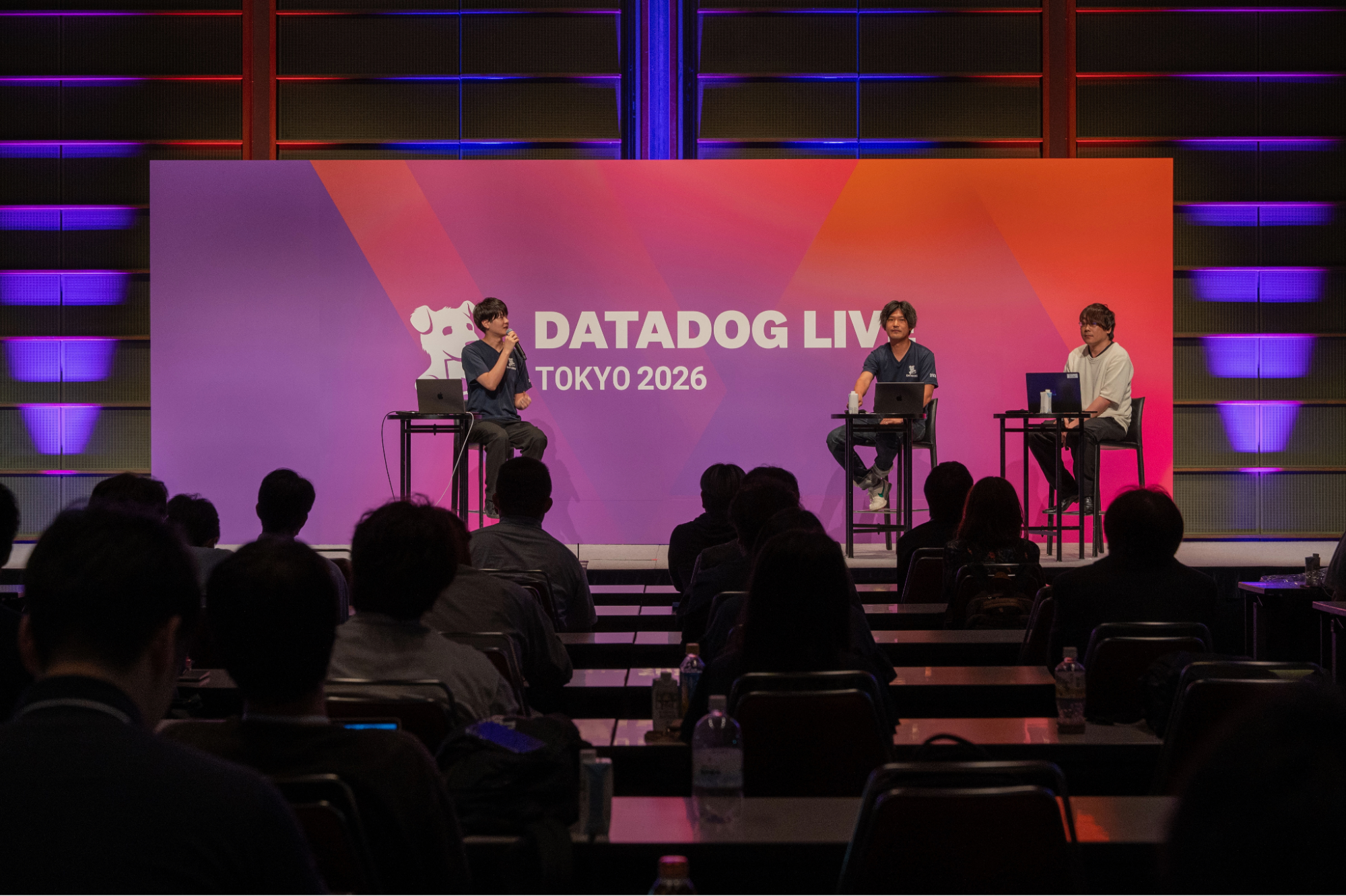 Datadog Live Tokyo 2026 のステージに座って Fireside Chat に参加する木村健人、石垣雅基、若原義隆。