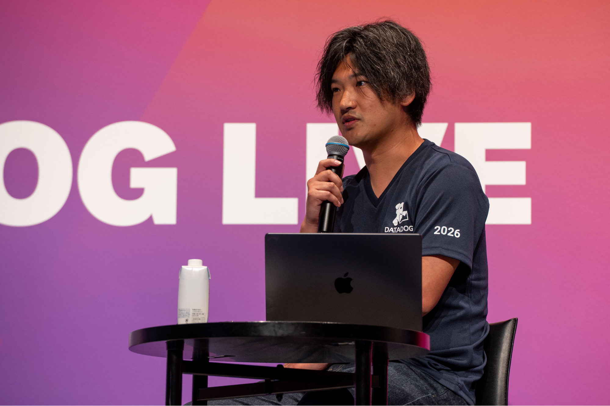 ステージ上でマイクを持って話す LegalOn Technologies の石垣雅基。