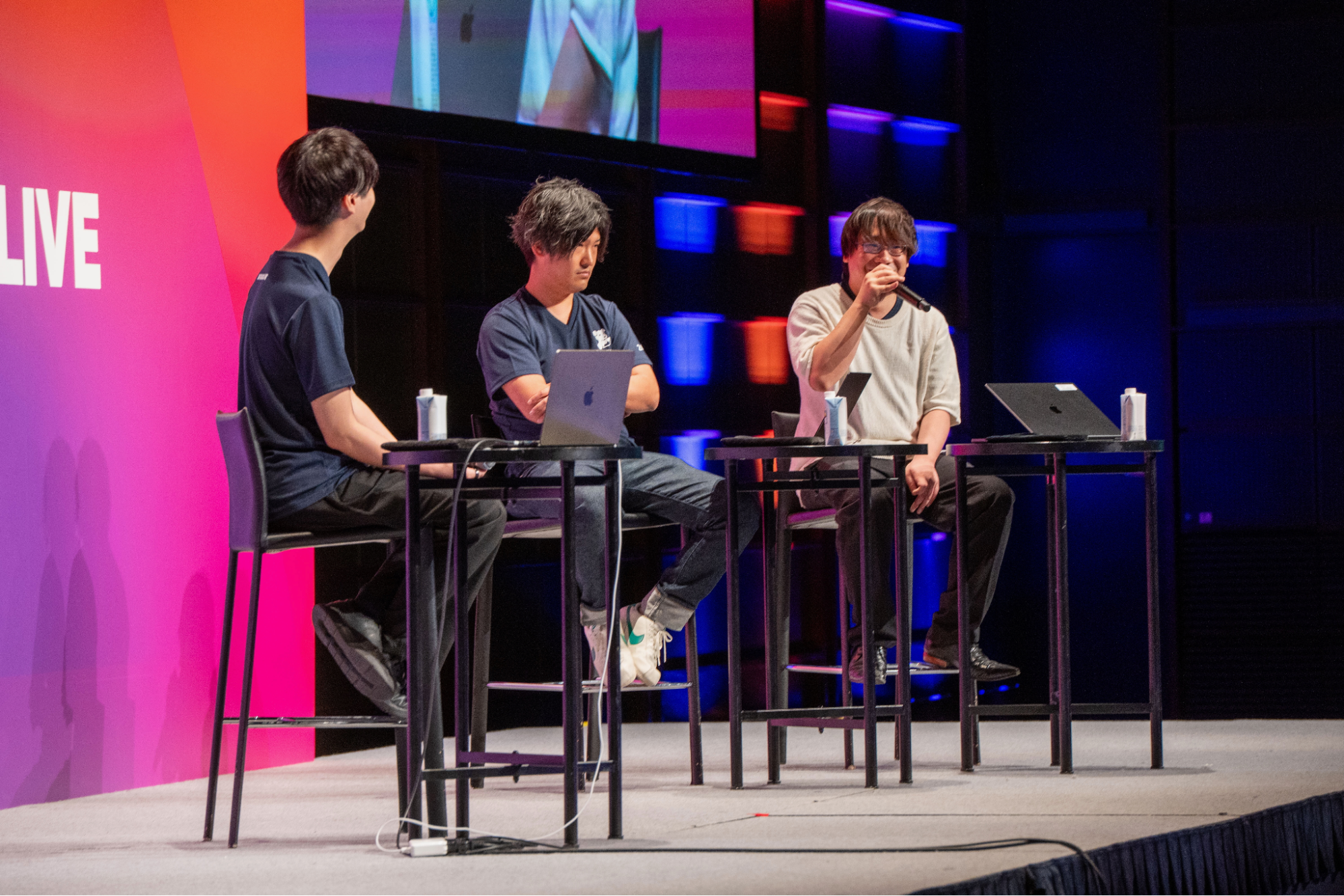 Fireside Chat で若原義隆が話し、木村健人と石垣雅基が耳を傾ける様子。