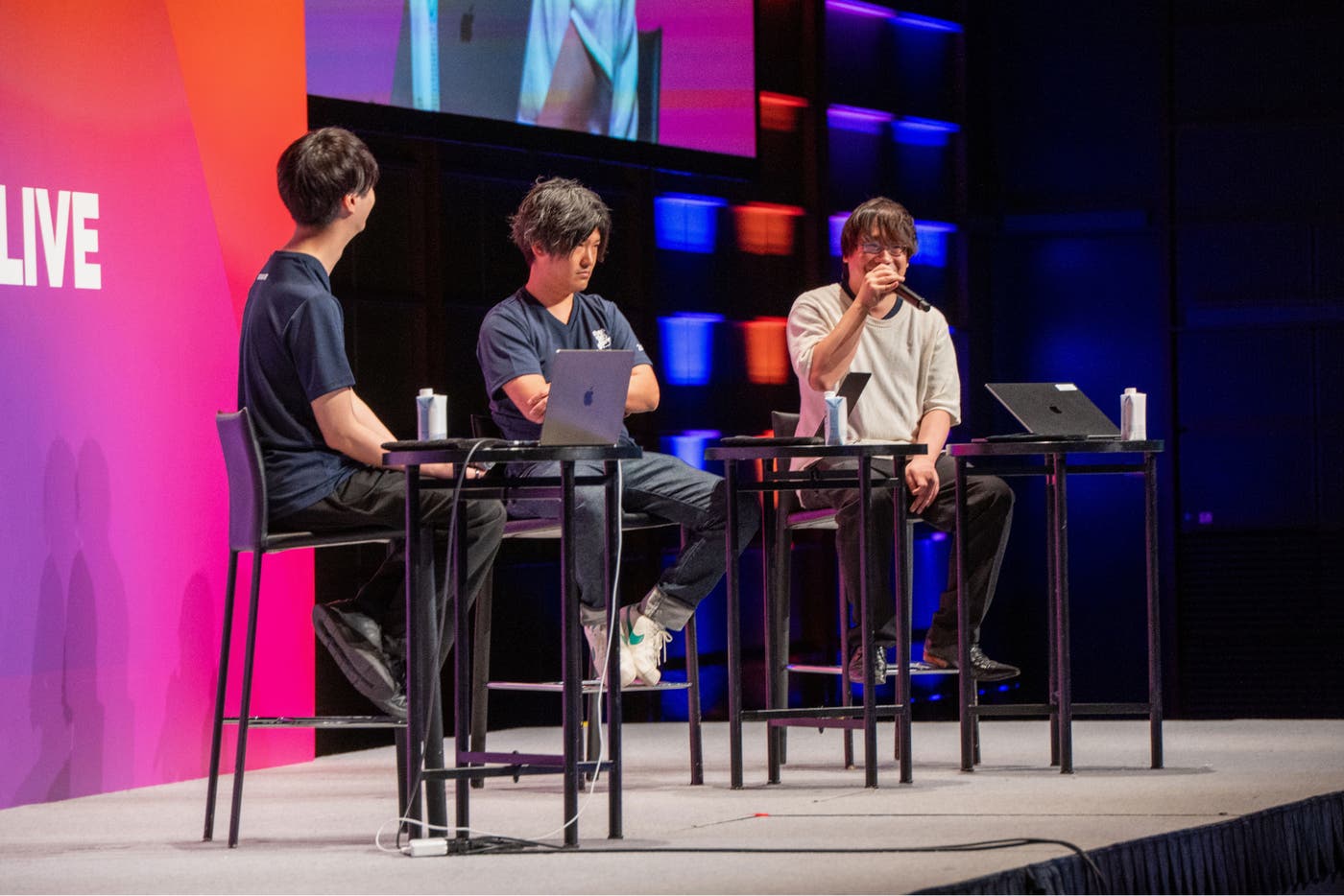 Fireside Chat で若原義隆が話し、木村健人と石垣雅基が耳を傾ける様子。 Fireside Chat で若原義隆が話し、木村健人と石垣雅基が耳を傾ける様子。