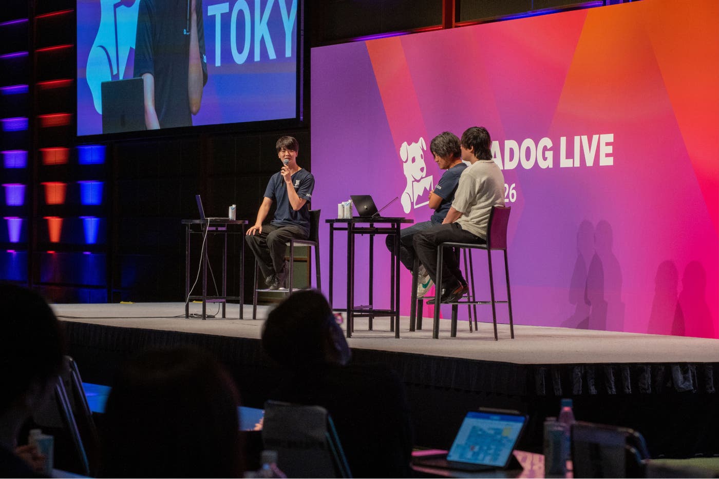 Fireside Chat で石垣雅基と若原義隆に向かって話す木村健人。 Fireside Chat で石垣雅基と若原義隆に向かって話す木村健人。