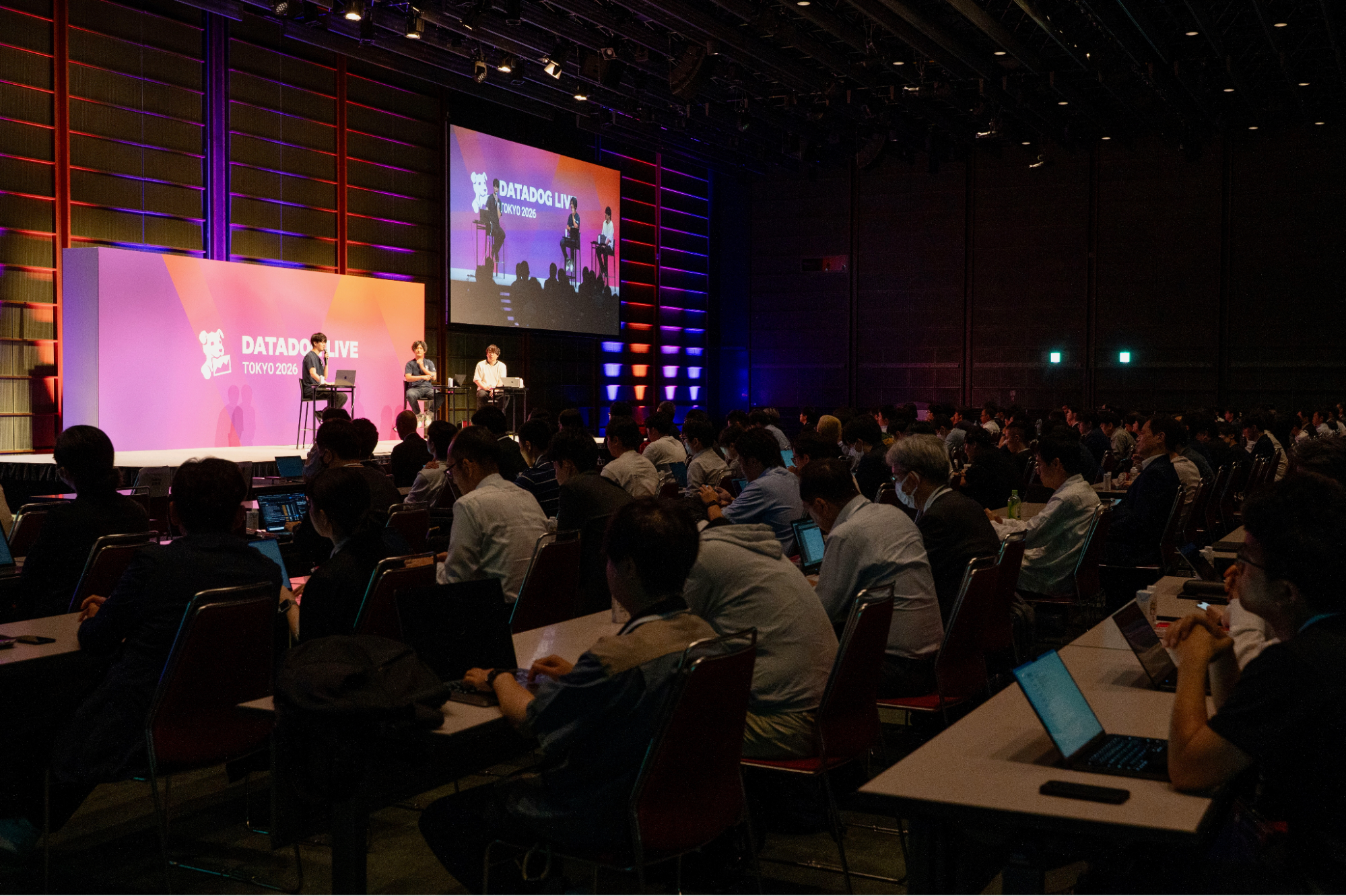 Datadog Live Tokyo 2026 の Agent Observability に関する Fireside Chat を聴く大勢の来場者。