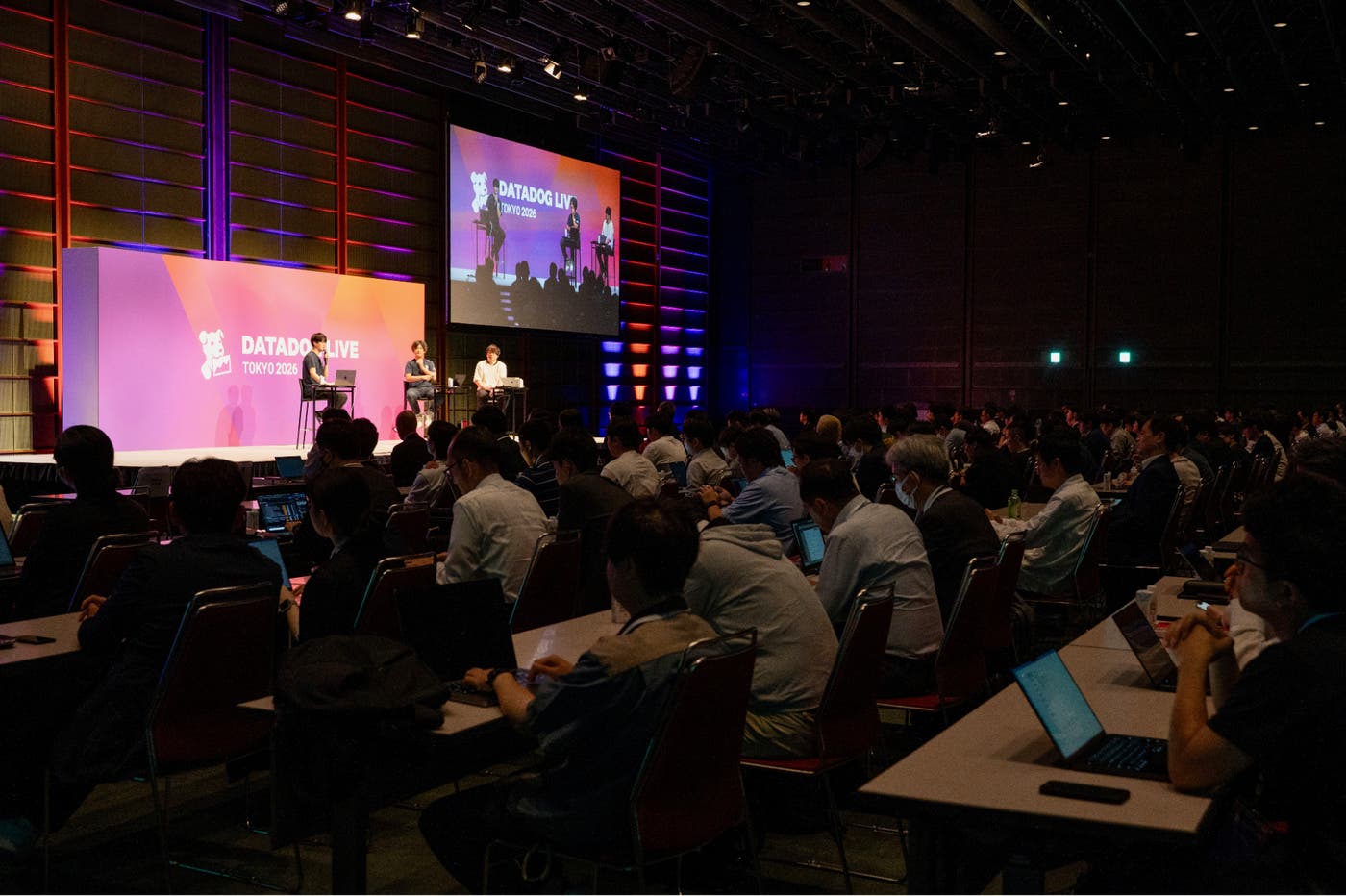 Datadog Live Tokyo 2026 の Agent Observability に関する Fireside Chat を聴く大勢の来場者。 Datadog Live Tokyo 2026 の Agent Observability に関する Fireside Chat を聴く大勢の来場者。